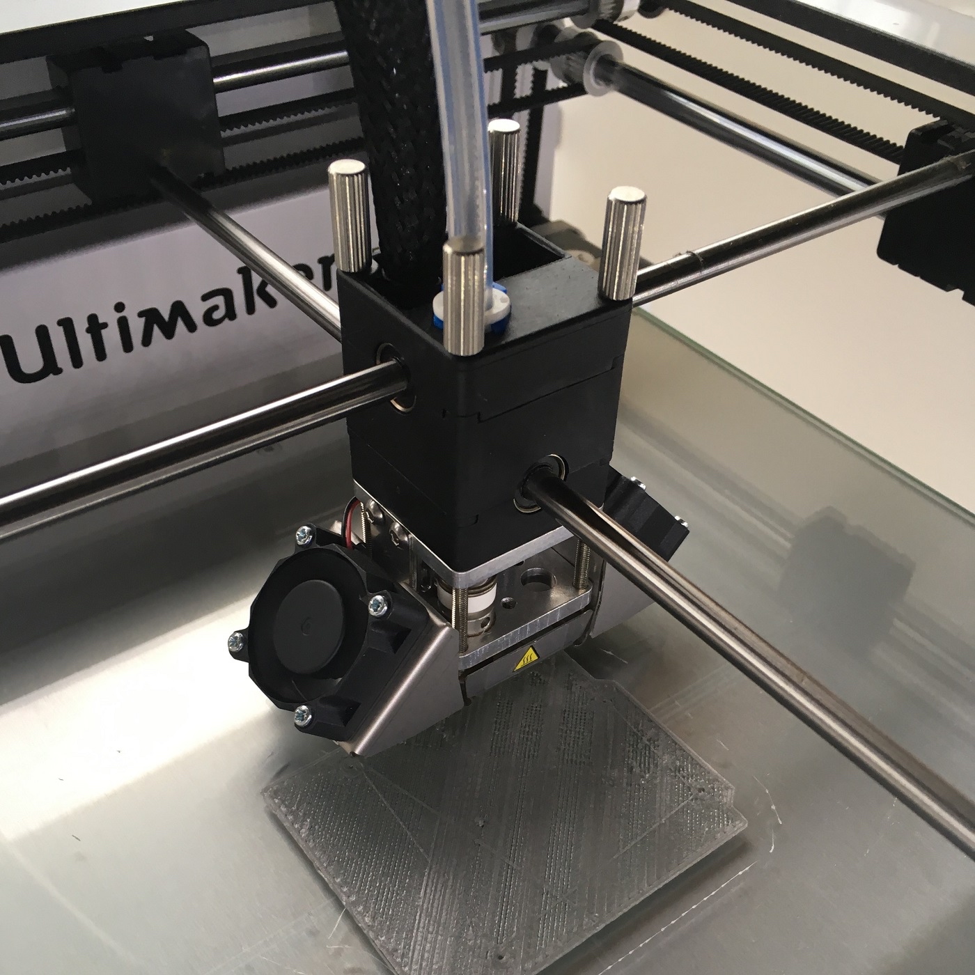 3D printhead printing an arduino case